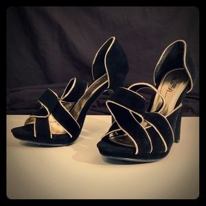 Black & Gold Velvet Heels W/ Dbl Loop Toe Detail - image 1